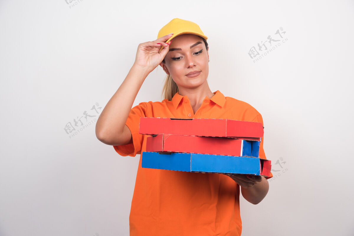 等等披萨送货员拿着白色背景的披萨盒快餐女孩服务