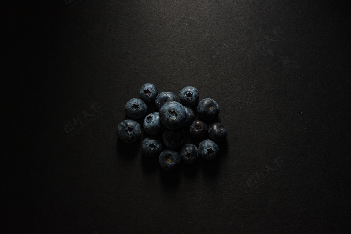 特写在灰色背景上俯视许多蓝莓水果食物蓝莓