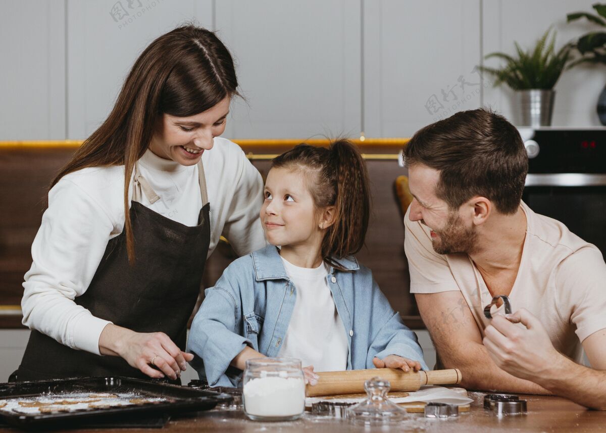 室内一家人的爸爸妈妈带着女儿一起在厨房做饭烹饪水平女性