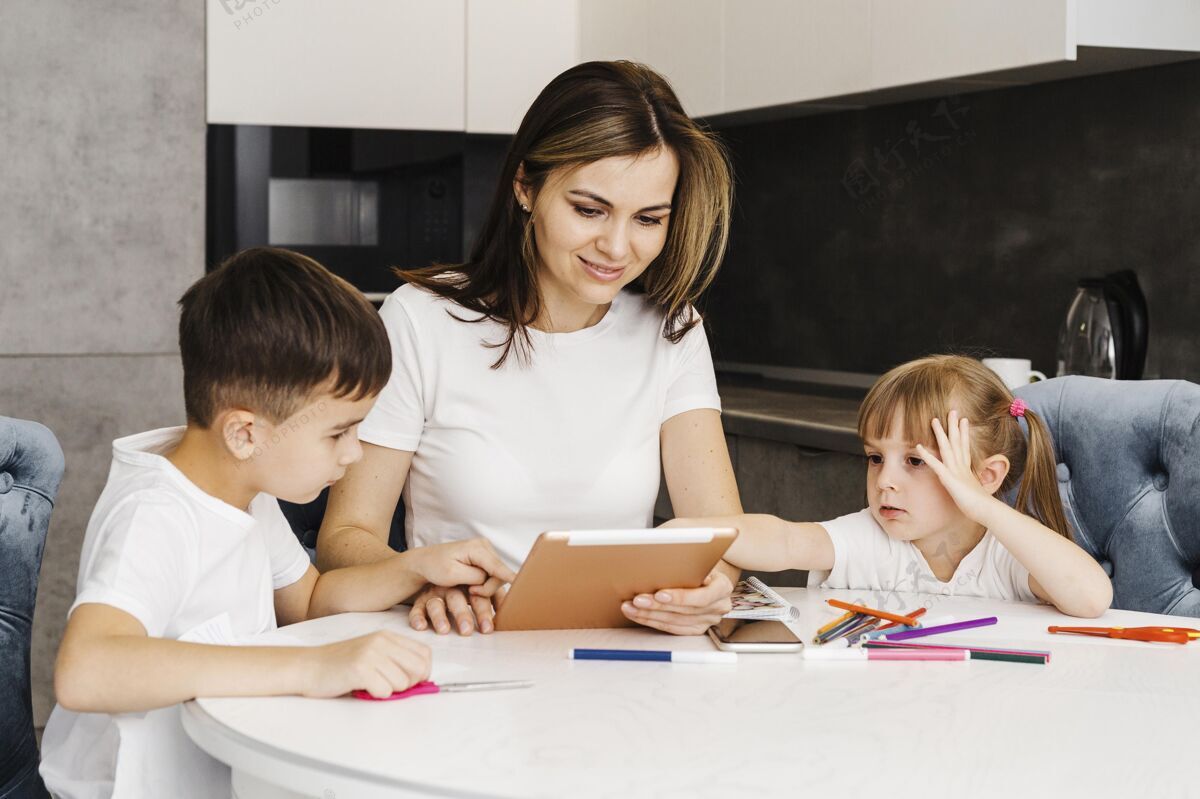 室内妈妈带着孩子在家学习数字平板电脑便携式移动个人