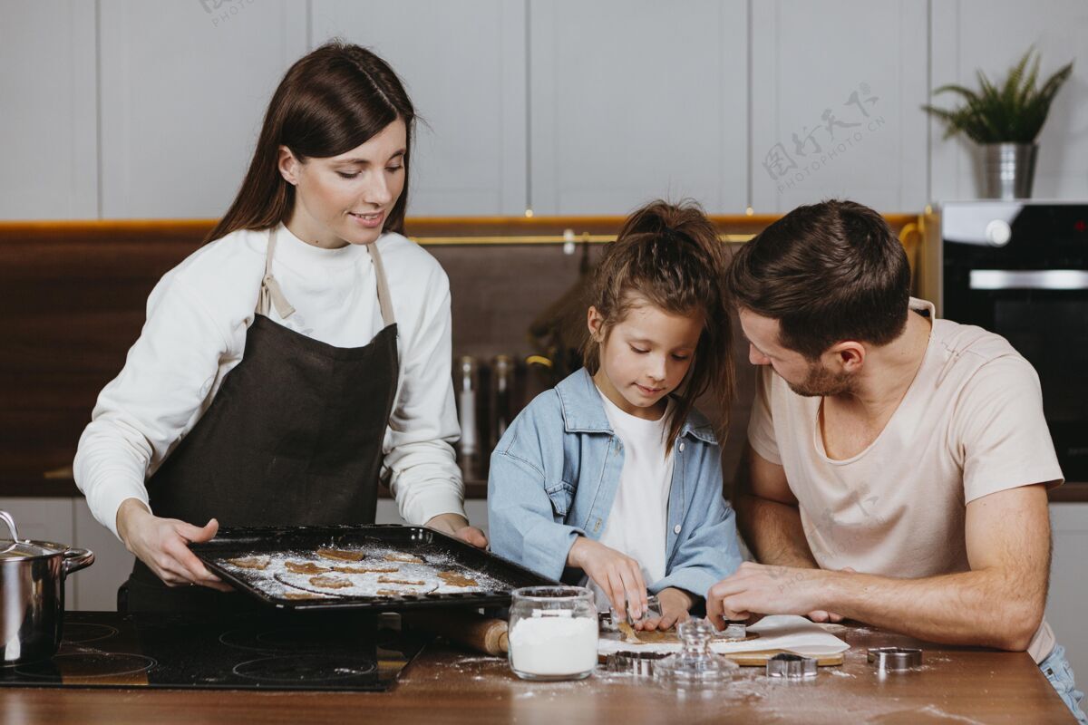 父亲一家人的爸爸妈妈带着女儿一起在家做饭孩子男性视图