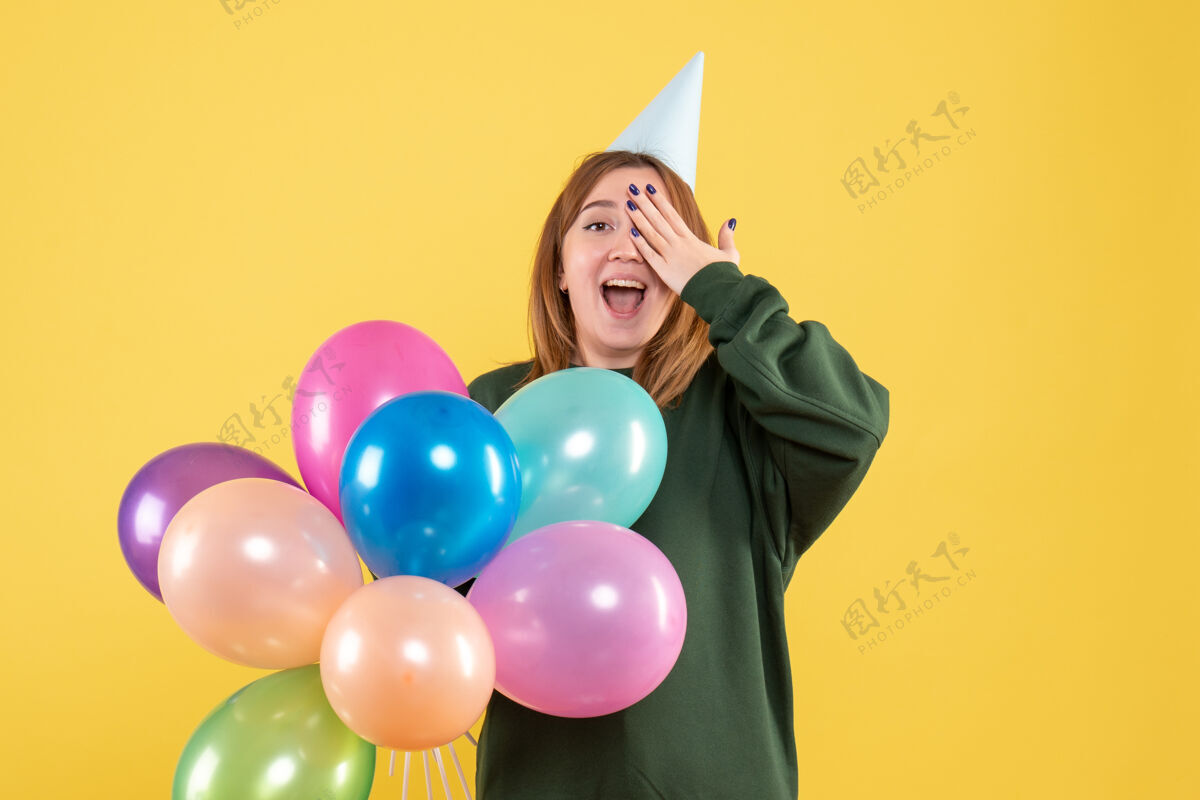 气球正面图：带着彩色气球的年轻女性人庆祝女性