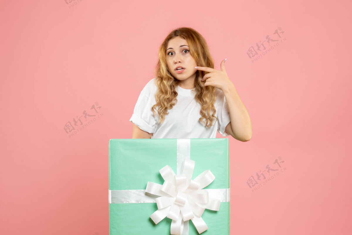 成人正面图：站在蓝色礼品盒内的年轻女性情感睡衣聚会