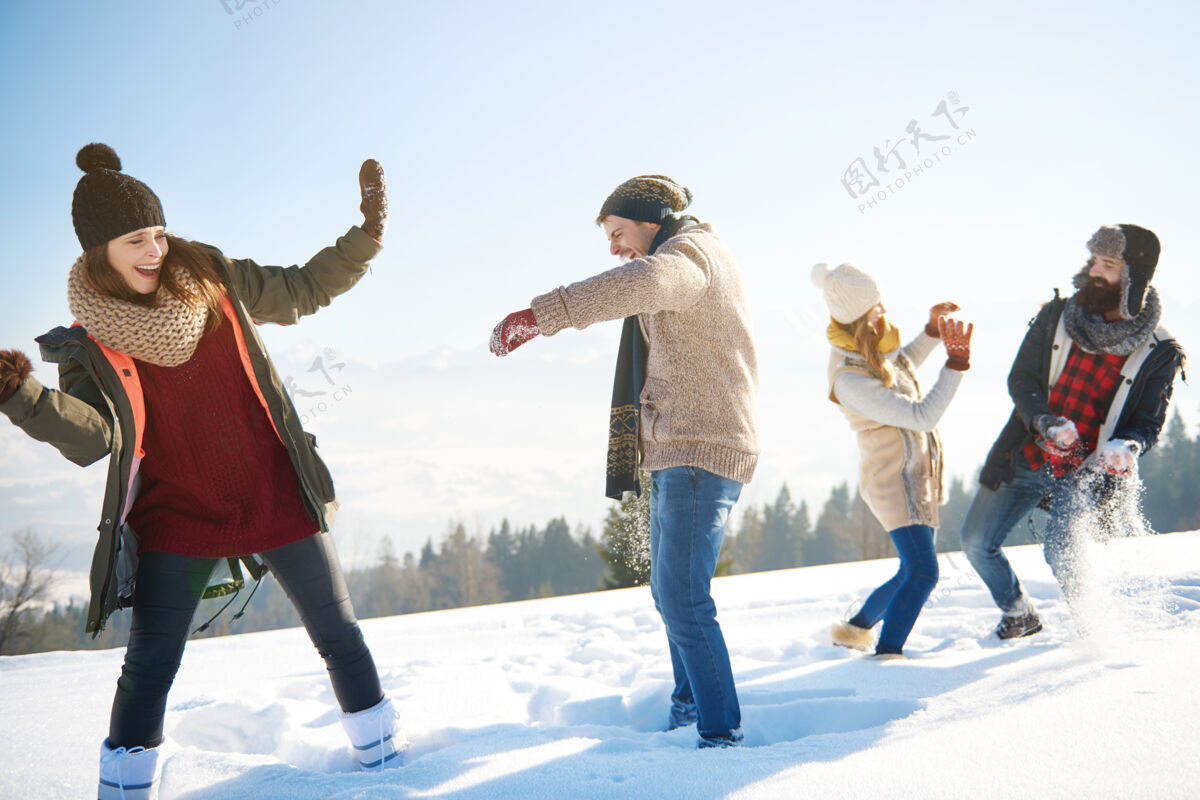 假期在阳光明媚的冬日里打雪仗运动户外人