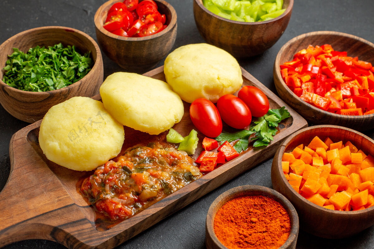 食物在黑桌子上用新鲜蔬菜和切碎的食物烹饪的特写镜头蔬菜餐厅午餐