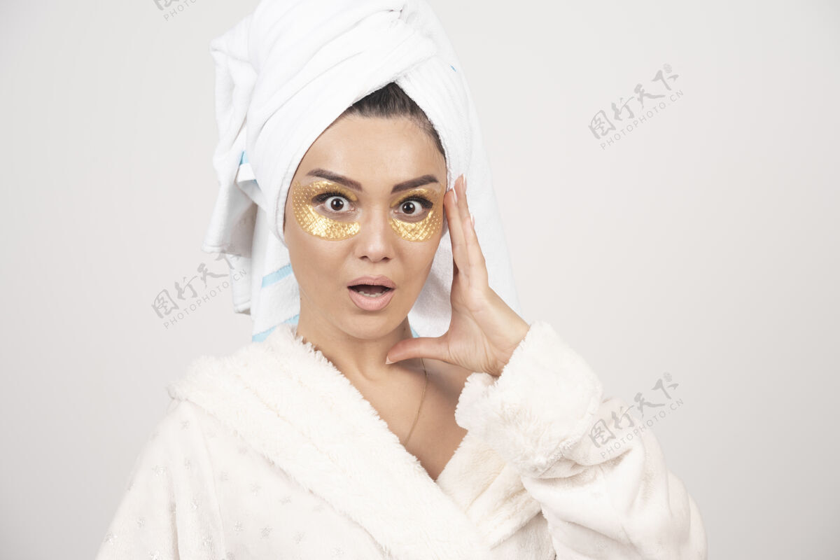 好看一位戴着水凝胶眼罩的女士的照片美女漂亮淋浴