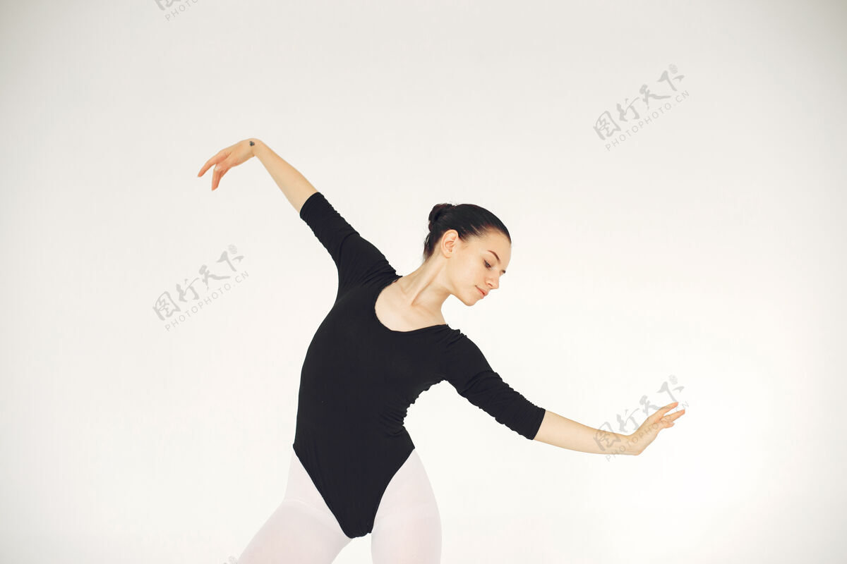 人漂亮的芭蕾舞演员尖角的芭蕾舞演员优雅芭蕾舞移动