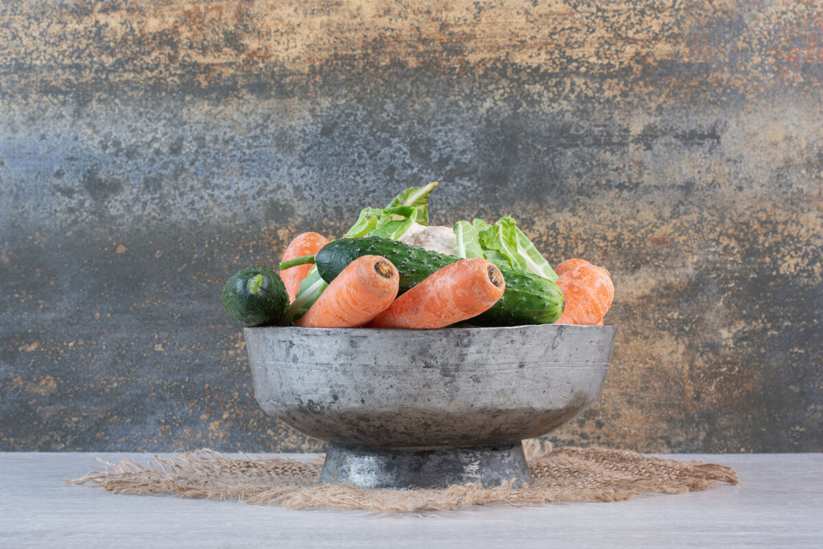 有机一堆生蔬菜在经典的碗高品质的照片胡萝卜蔬菜新鲜