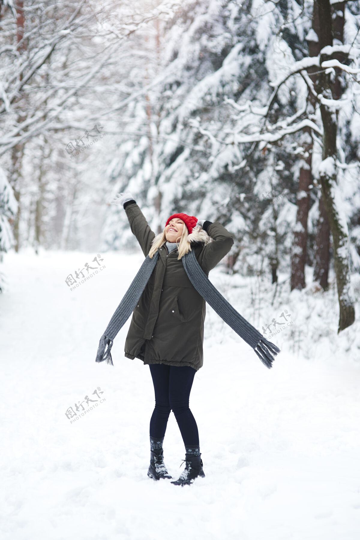 年轻快乐的女人在冬天的森林里跳舞美丽时尚寒冷