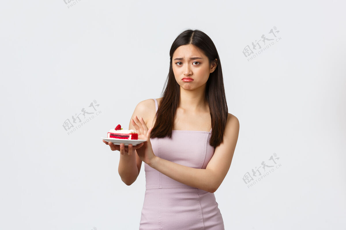 情人节一个拿着蛋糕的年轻女人黑发人庆祝