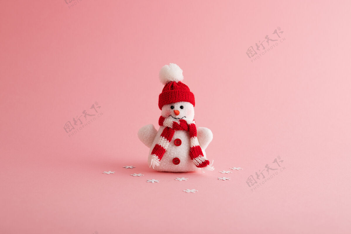 特写特写一个有趣的雪人和雪花在粉红色的背景粉色玩具快乐