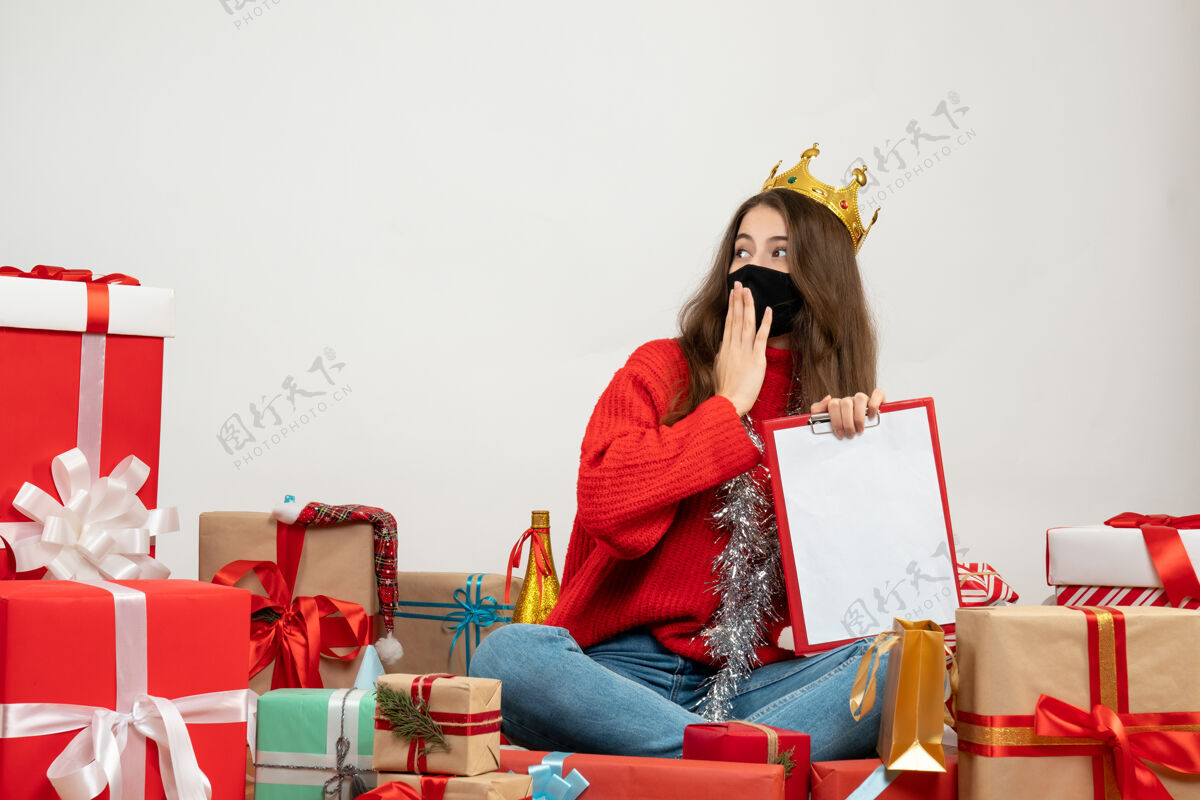 毛衣穿着红色毛衣的流浪女孩围坐在礼物旁边 白色的面具上戴着黑色的面具人坐着快乐