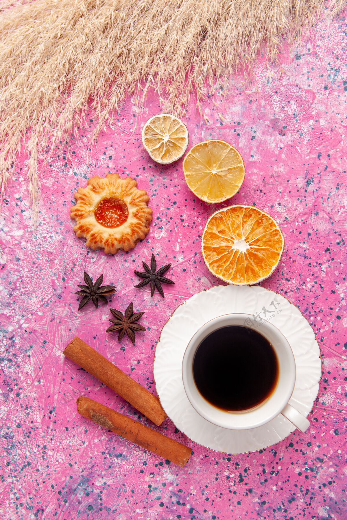 茶顶视图一杯茶加肉桂和饼干放在粉色桌上饼干饼干糖甜桌子饼干热的