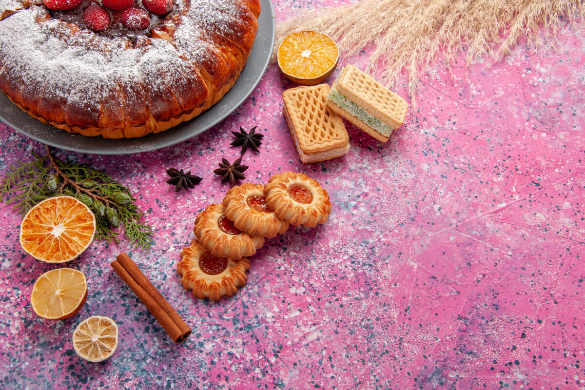 烘焙顶视图美味草莓蛋糕与饼干和华夫饼粉红色背景蛋糕烘烤甜甜饼干饼干派草莓早餐曲奇饼