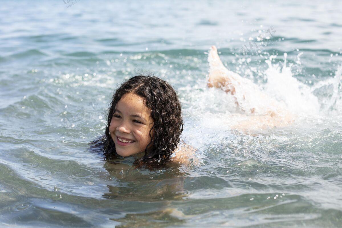 假期全镜头笑脸女孩游泳海滩家庭夏天