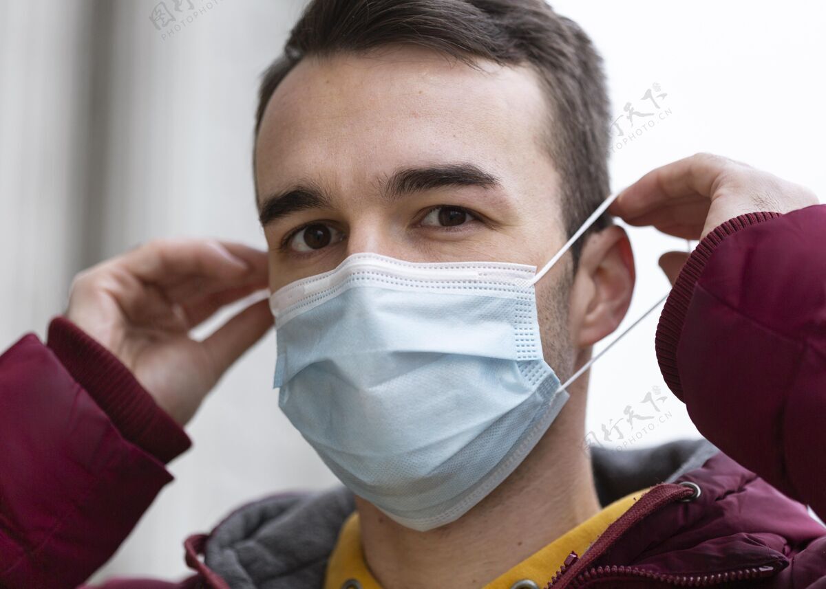 预防城里戴着医用面罩的人流行病男性病毒