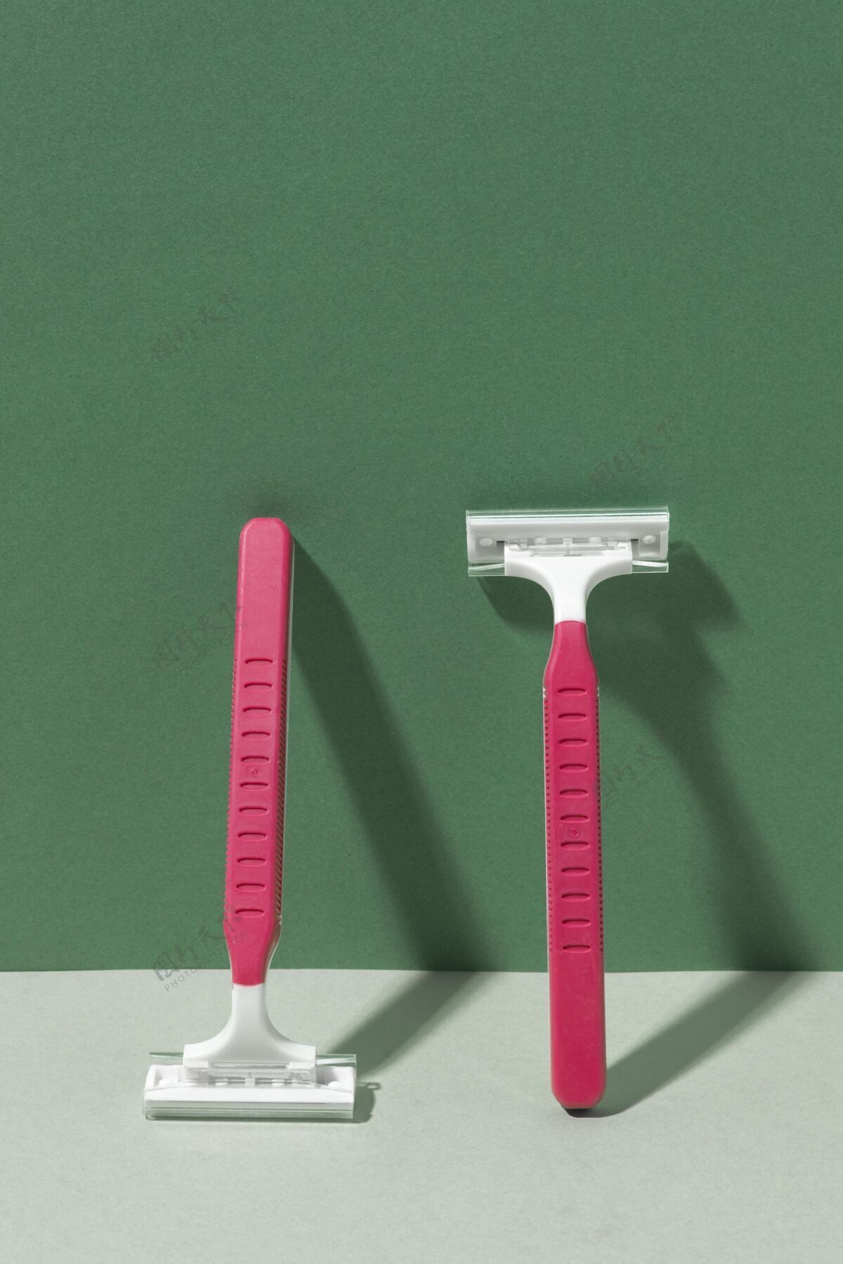 塑料靠在墙上的粉色剃须刀片一次性污染产品