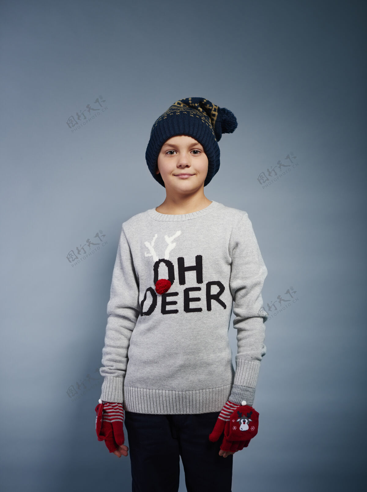 季节戴着手套和编织帽的快乐男孩温暖的衣服摆姿势编织