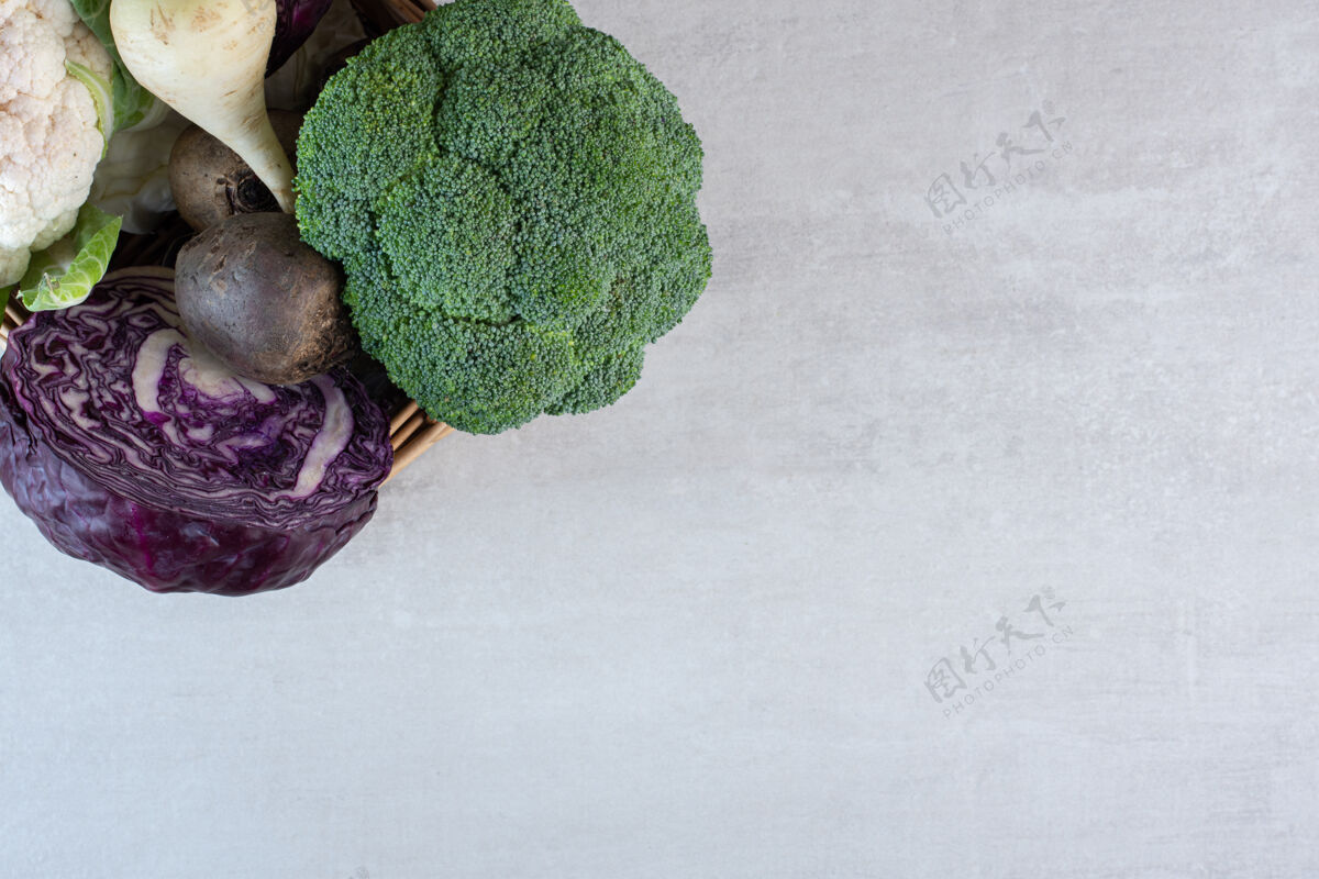 生的花椰菜 卷心菜和萝卜在木箱里高品质的照片天然生菜西兰花
