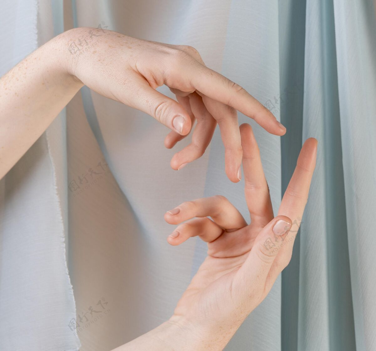 手教手语的年轻女子聋子交流手势