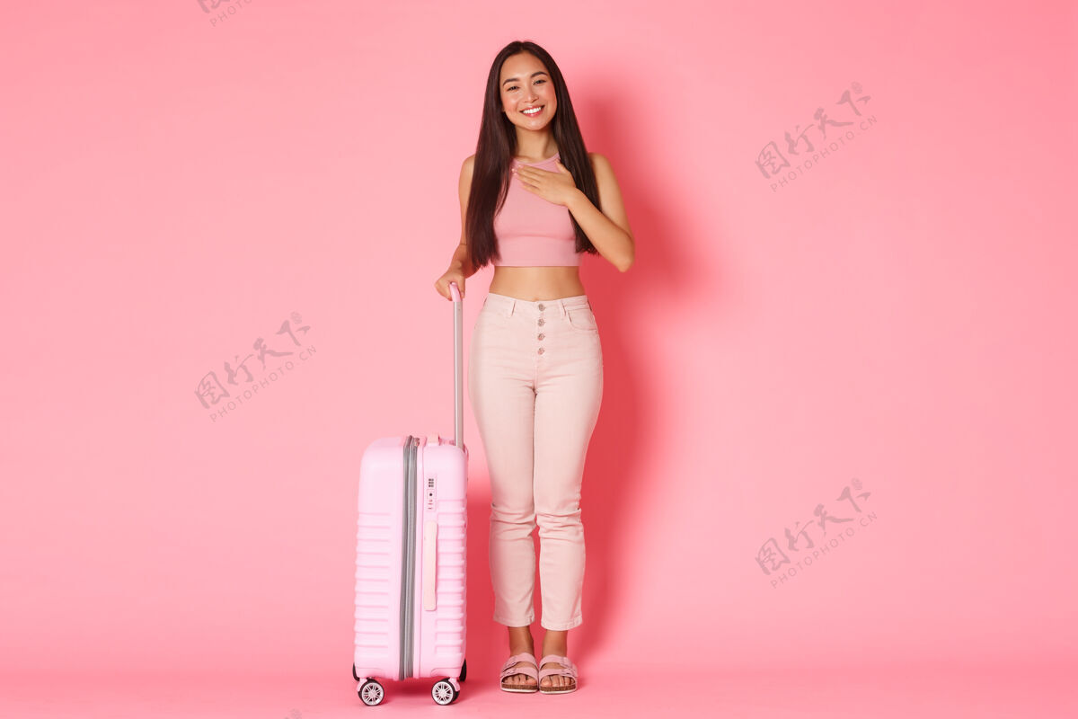无忧无虑带着手提箱的年轻女子快乐乐趣旅游