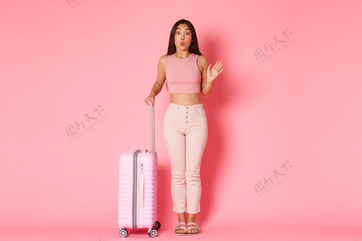 快乐旅行 度假和度假的概念愚蠢和可爱的穿着夏装的亚洲女孩在机场会见女朋友黑发休闲全长