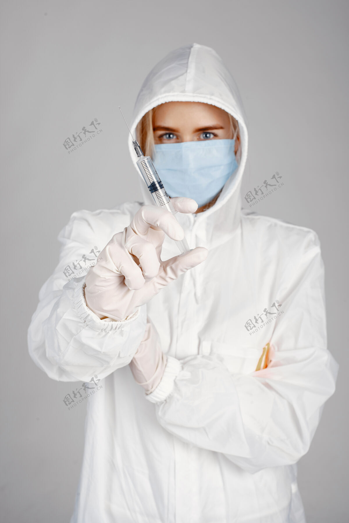 护士戴着医用面罩的医生冠状病毒主题隔离在白墙上穿着防护服的女人制服西装成人