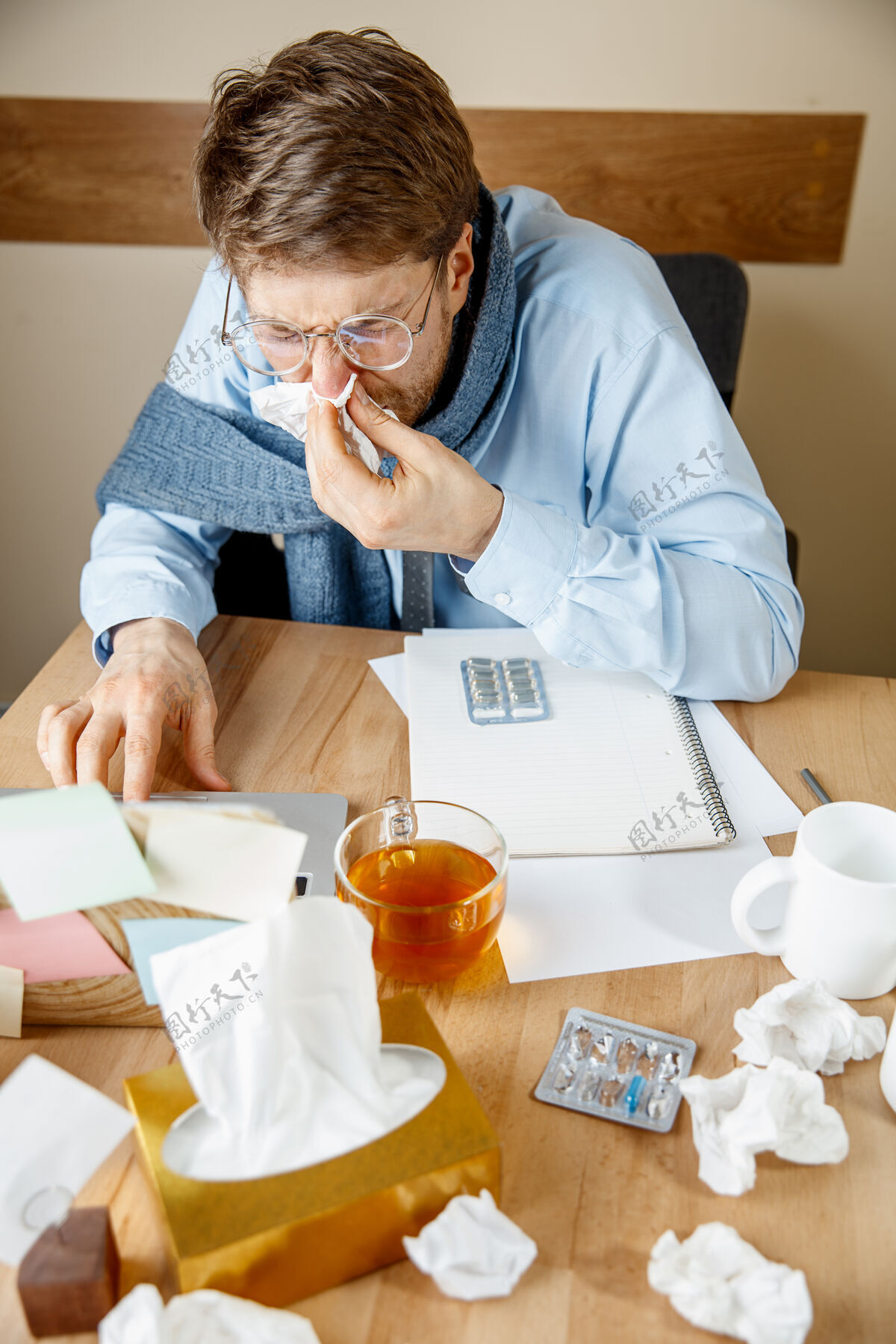 男性病人在办公室工作时 商人感冒了 季节性流感办公室鼻子流感