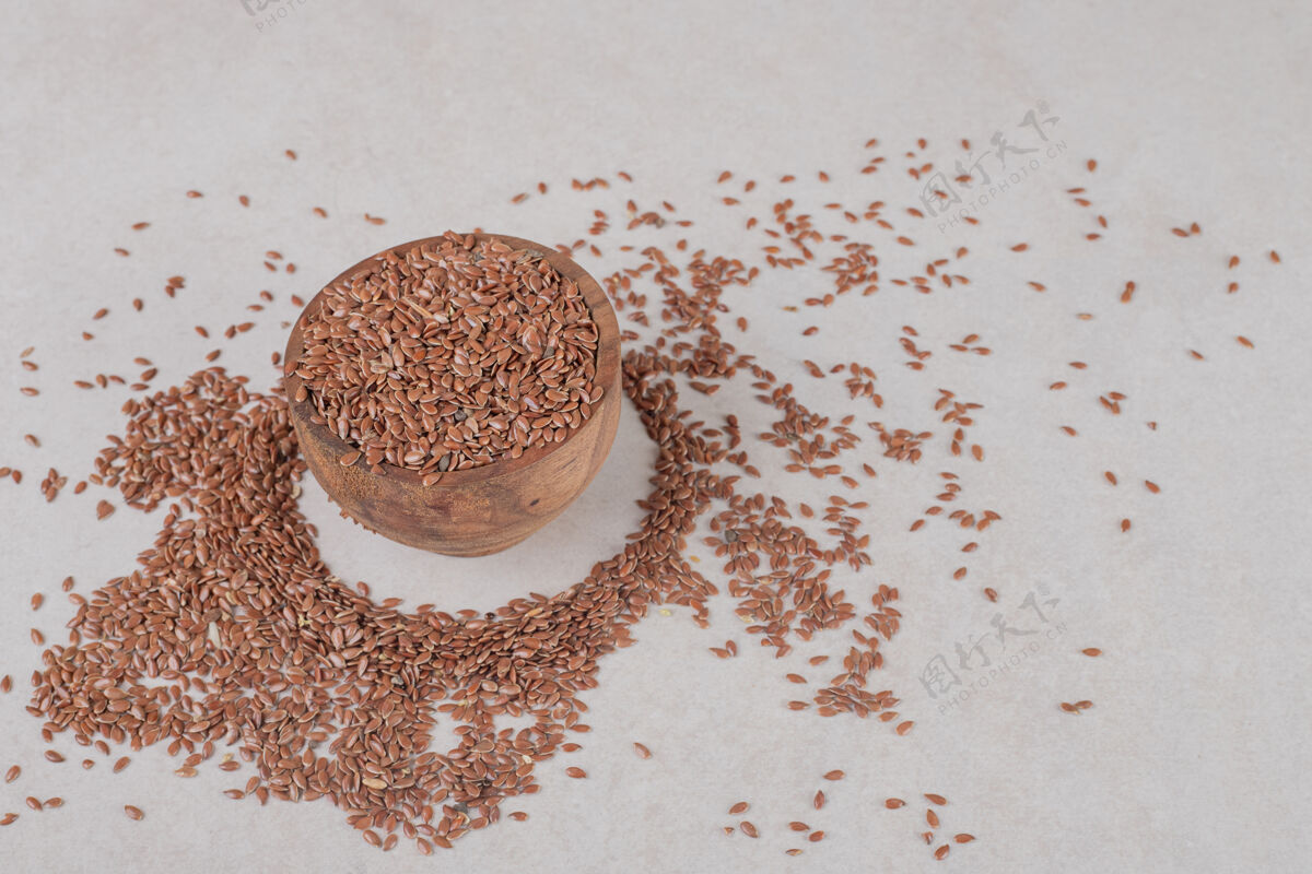 酸味棕色的小麦颗粒被隔离在混凝土上生物有机异国情调