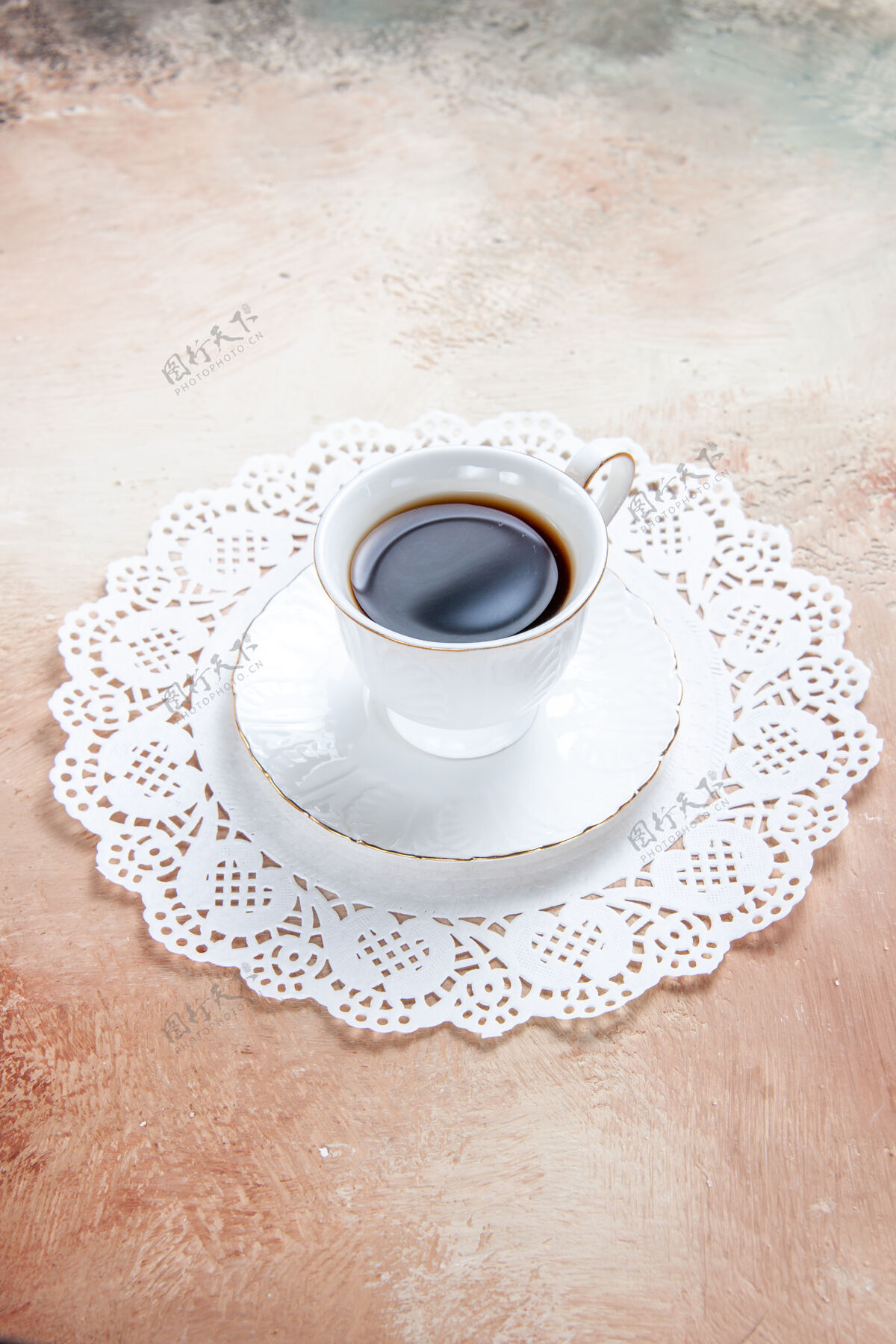饮料一杯红茶的立面图 在白色装饰的餐巾上五颜六色咖啡因咖啡早晨