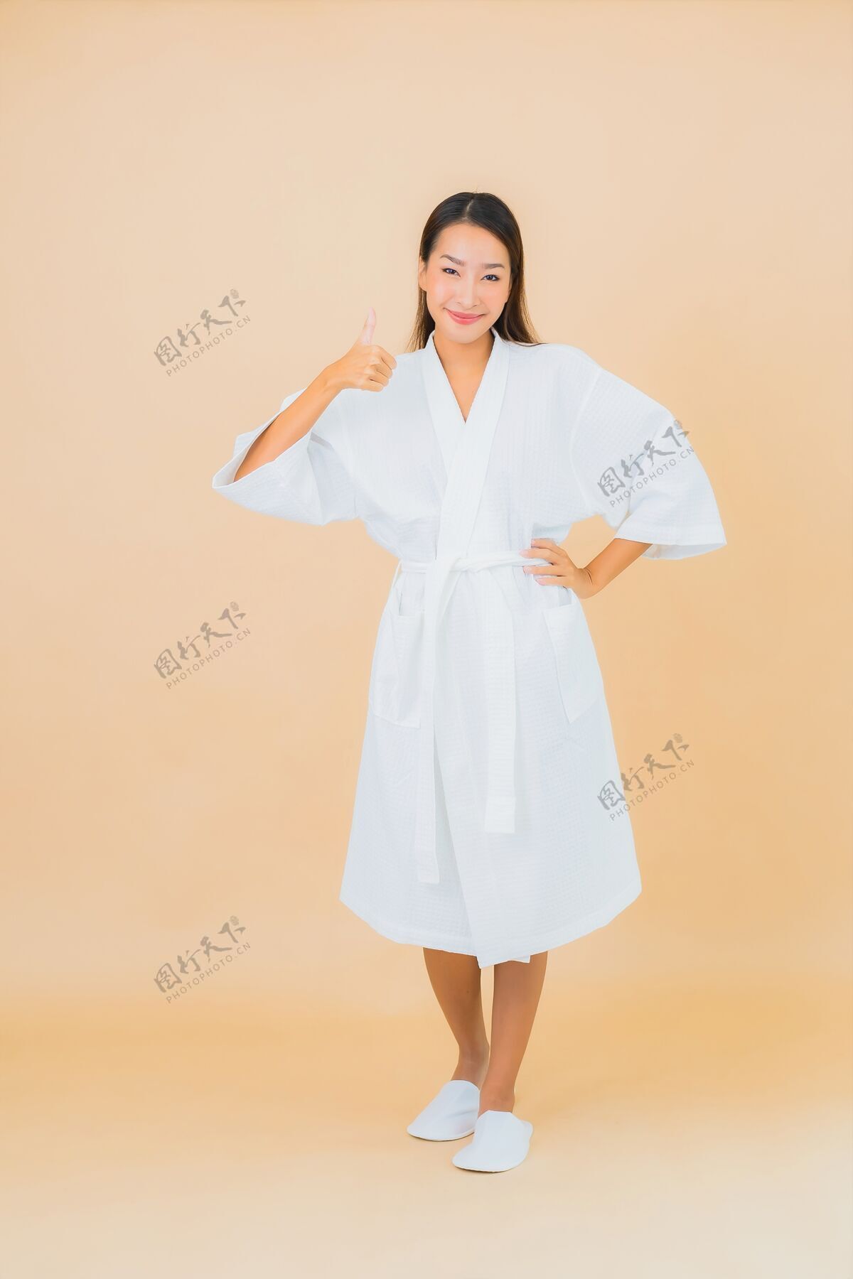 面部肖像美丽的亚洲年轻女子穿着米色的微笑浴袍头部浴缸治疗