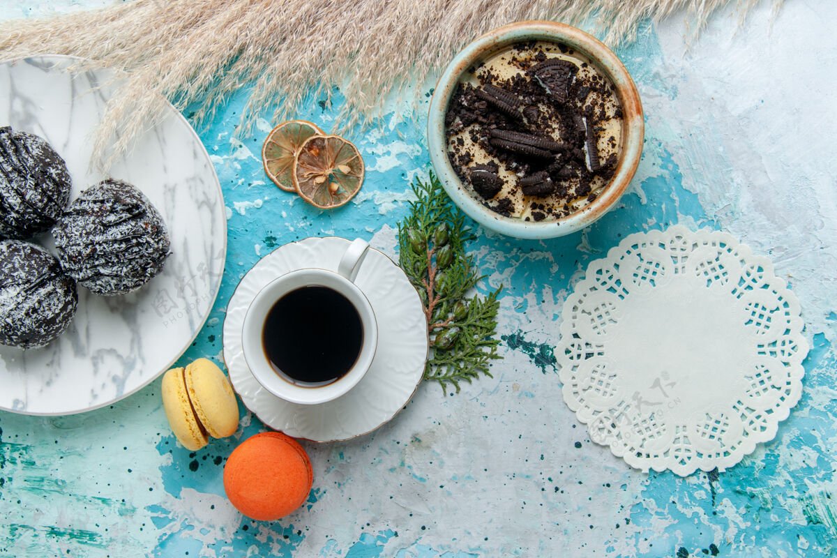饼干俯瞰一杯咖啡 配法国麦卡龙饼干甜点和巧克力蛋糕 背景为蓝色蛋糕烘焙饼干甜巧克力糖色杯子饼干甜点