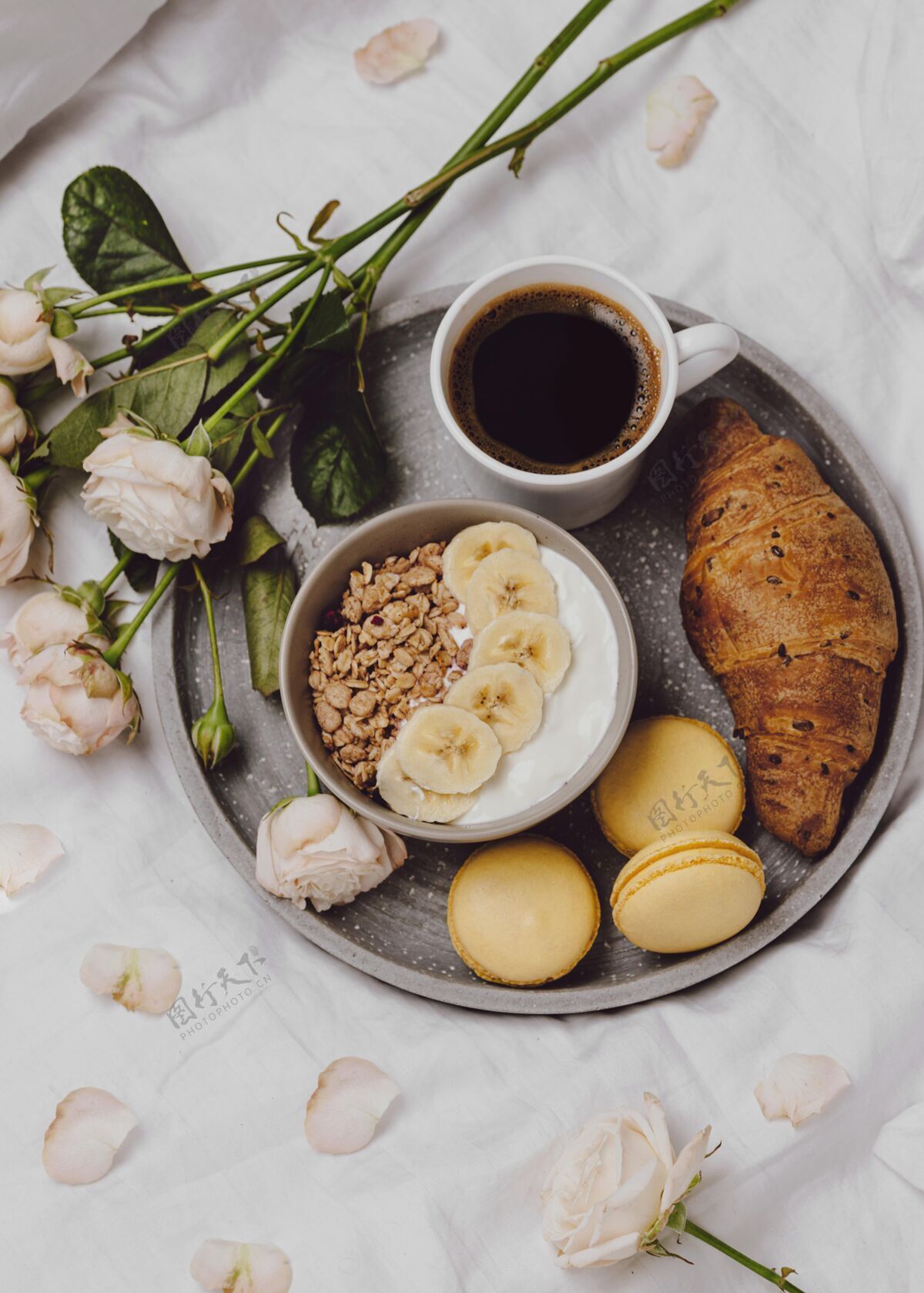 早晨平铺的早餐碗里有麦片和麦卡龙床垂直食物