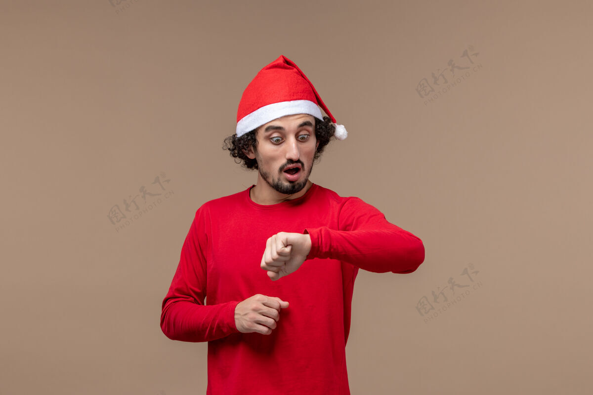 圣诞节前视图年轻男性在棕色空间查看时间拳击手套情感