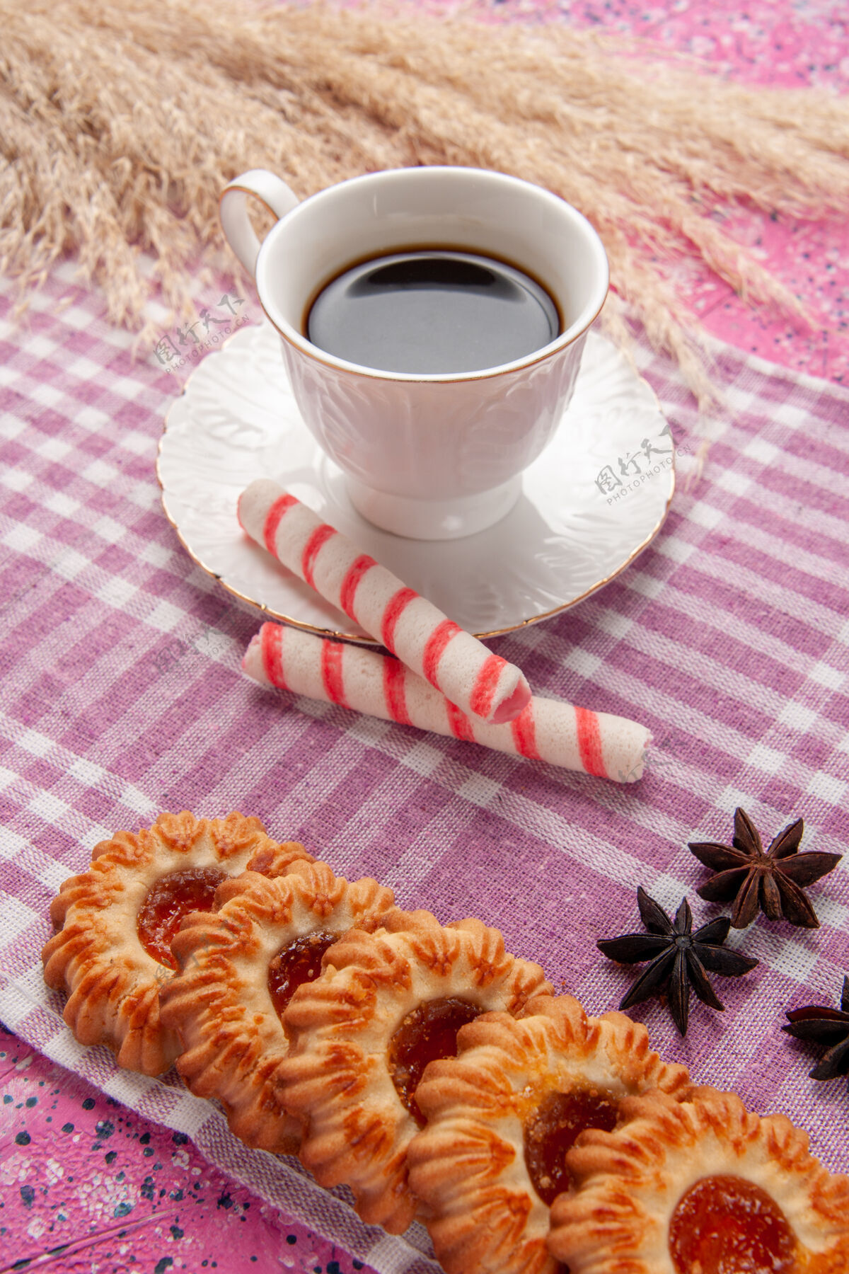 糖果前视图一杯茶加饼干和糖果贴在粉红色的桌子上饼干糖饼干甜视图饼干混合的
