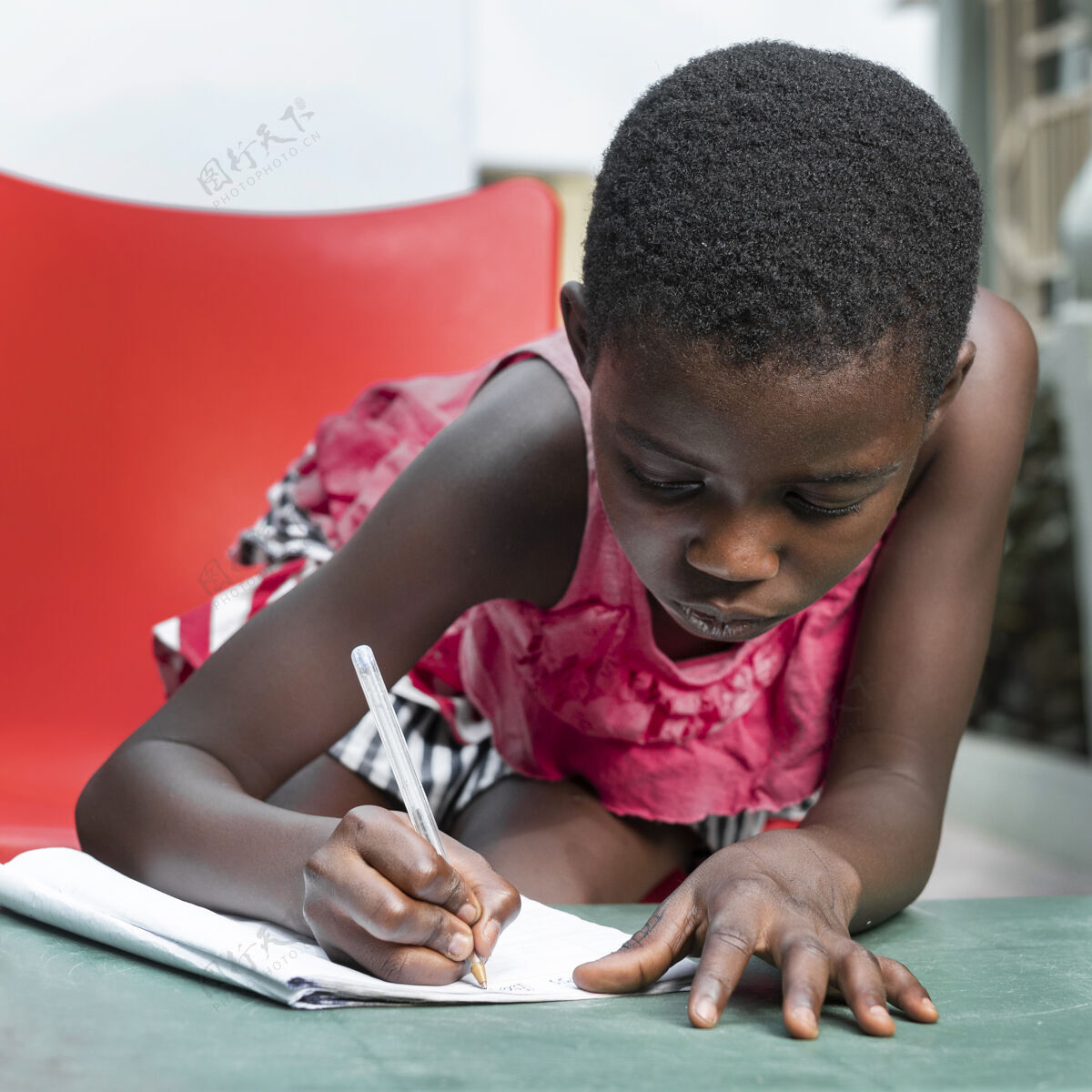 文化中枪女孩写在笔记本上世界非洲第三