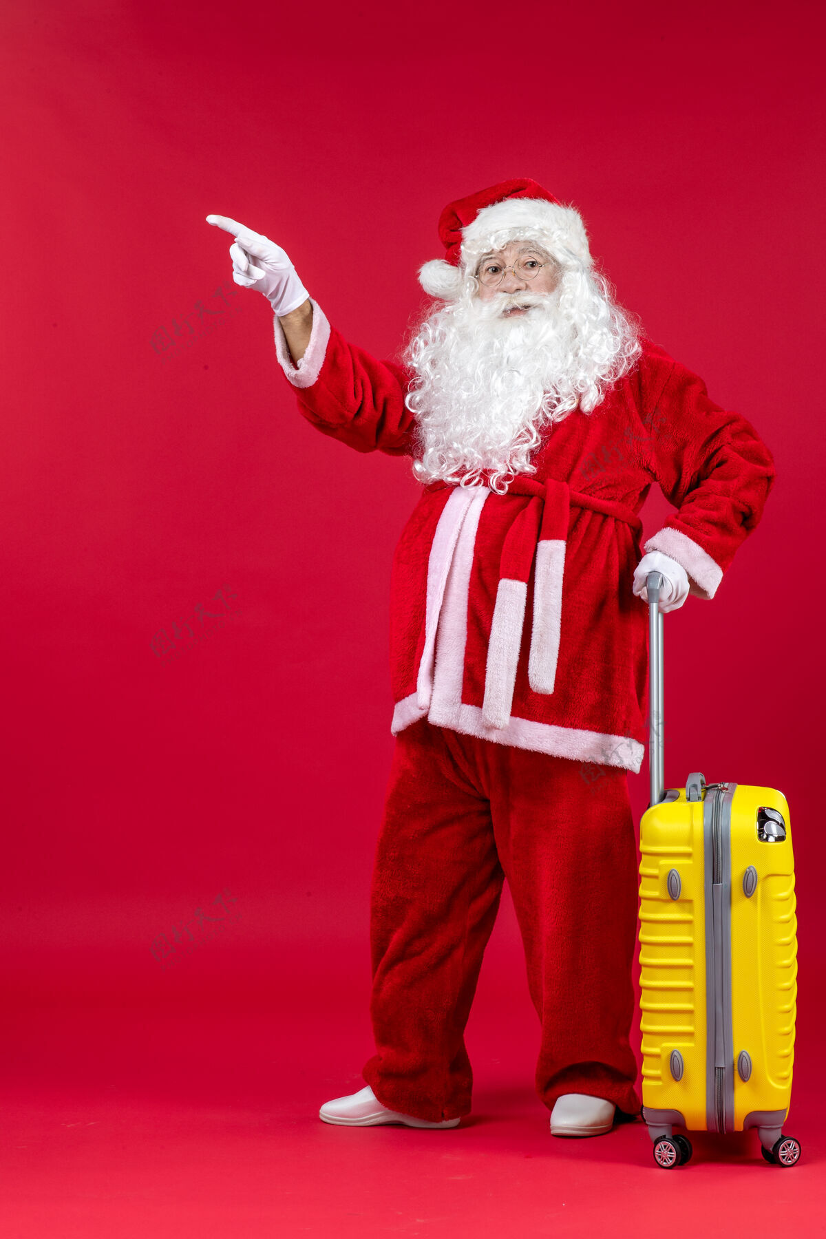 十二月红墙上准备旅行的黄包圣诞老人的正视图快乐假期圣诞