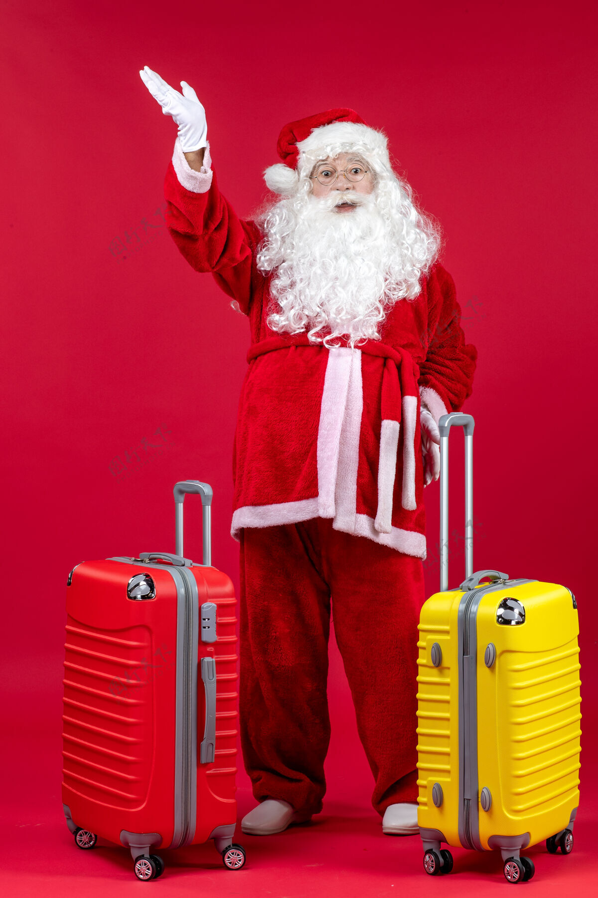 节日前视图的圣诞老人与两个袋子准备旅行的红墙圣诞老人旅行服装