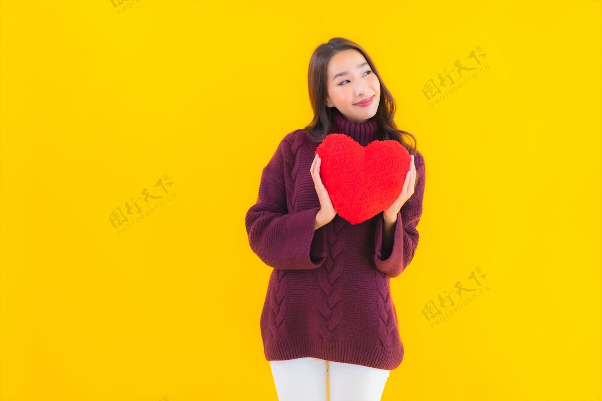 爱美丽的亚洲少女心形枕头肖像心脏病专家海报医学