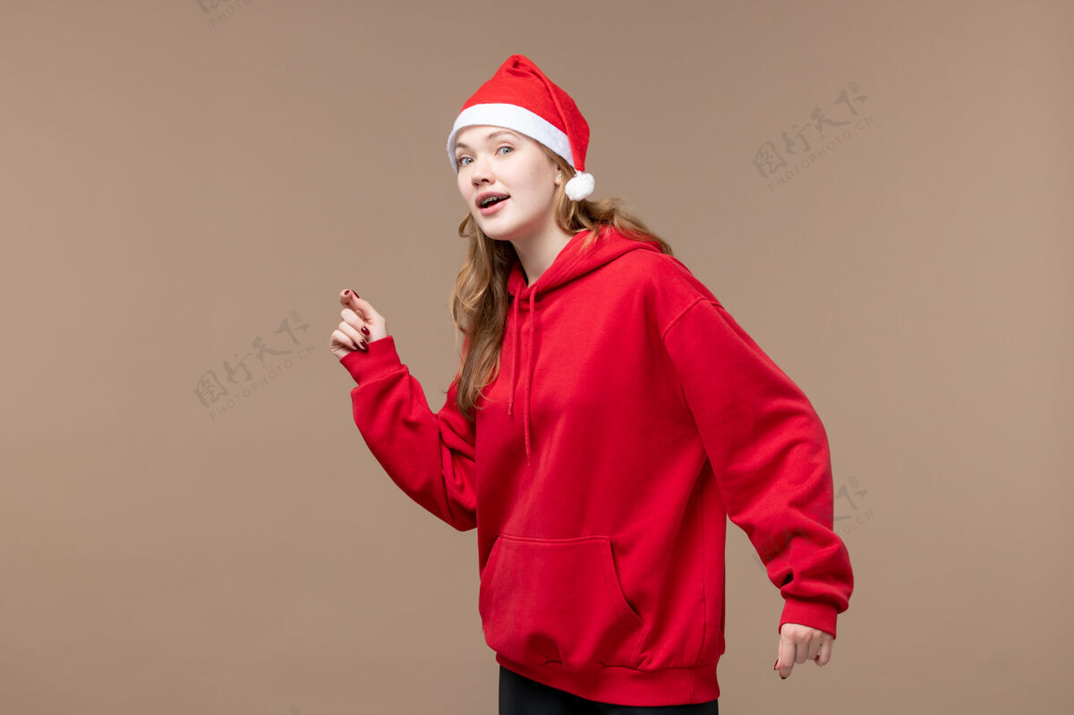 视图前视图圣诞女孩在棕色背景假日模型圣诞节肖像节日工人