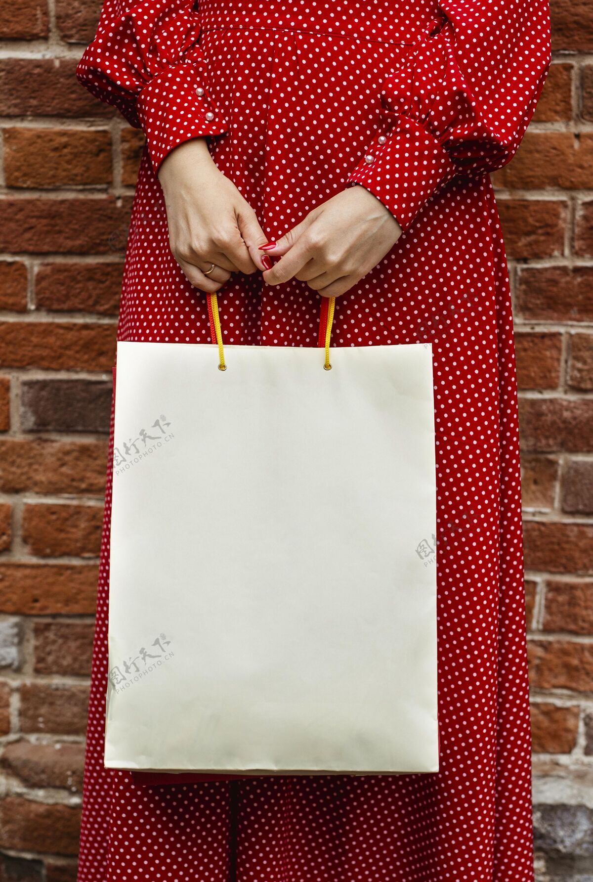 促销特写拿着打折包的女人优惠销售户外