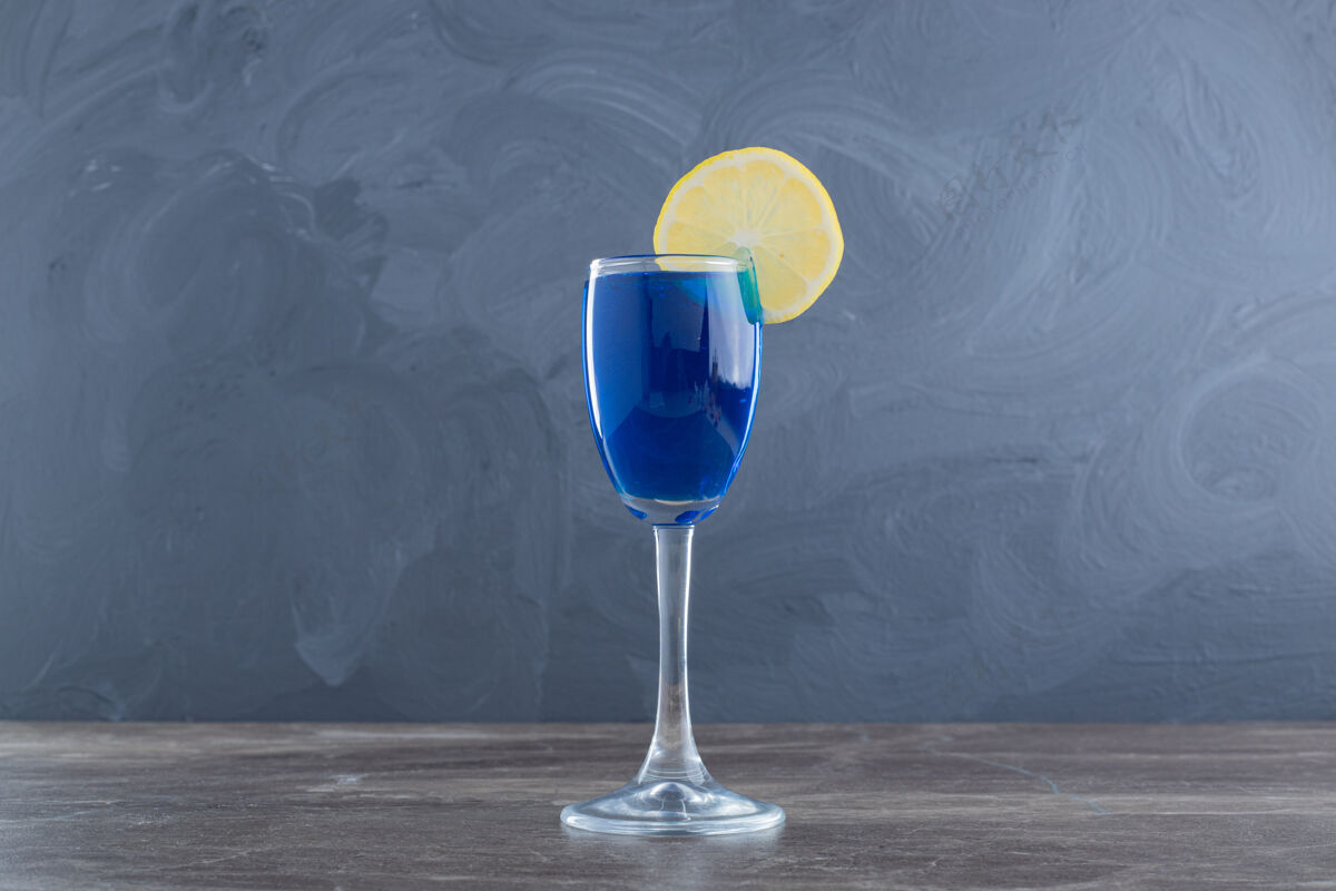 柑橘蓝色的柠檬水放在大理石桌上饮料柠檬果汁