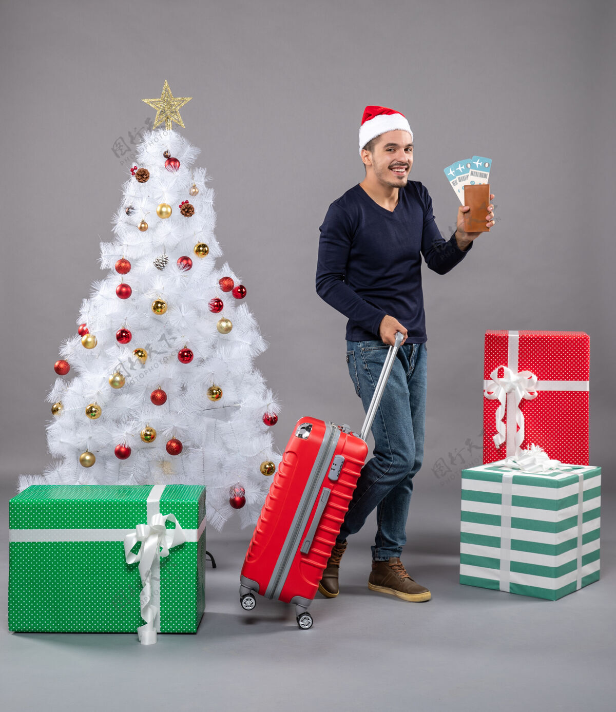 圣诞树一个带着手提箱和旅行票的微笑的男人购物礼物购物者