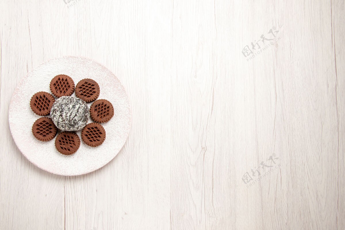 可可俯瞰美味的巧克力饼干和小可可蛋糕的白色胡椒健康桌子