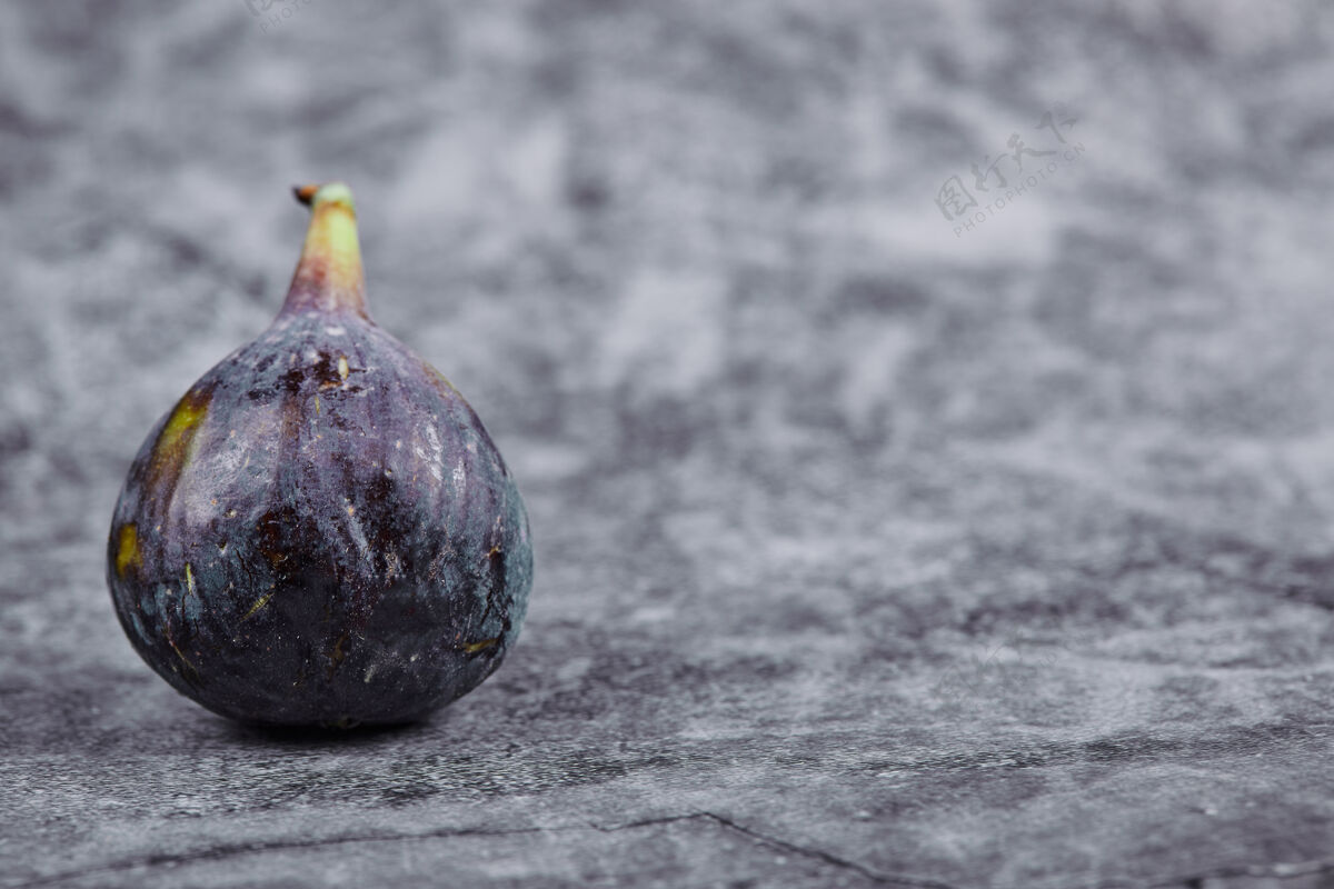 成熟大理石桌上成熟的紫色无花果种子单一黑色