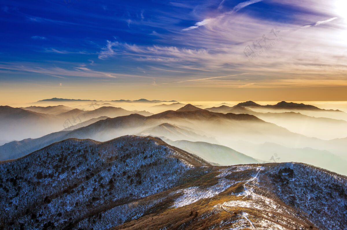 寒冷冬天的风景与日落和雾在德古山 韩国霜冻云黎明