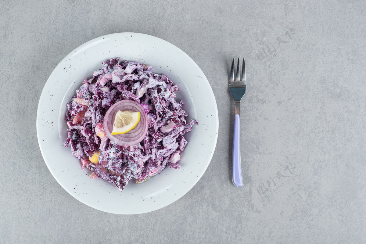 组合紫色卷心菜和洋葱色拉 各种配料装在陶瓷杯里简约传统美味