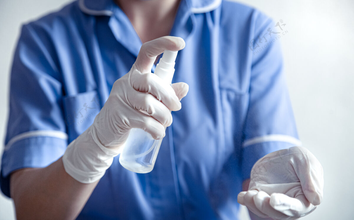 防护医生用一种带白手套的防腐剂来预防冠状病毒-19的感染卫生冠状病毒消毒剂