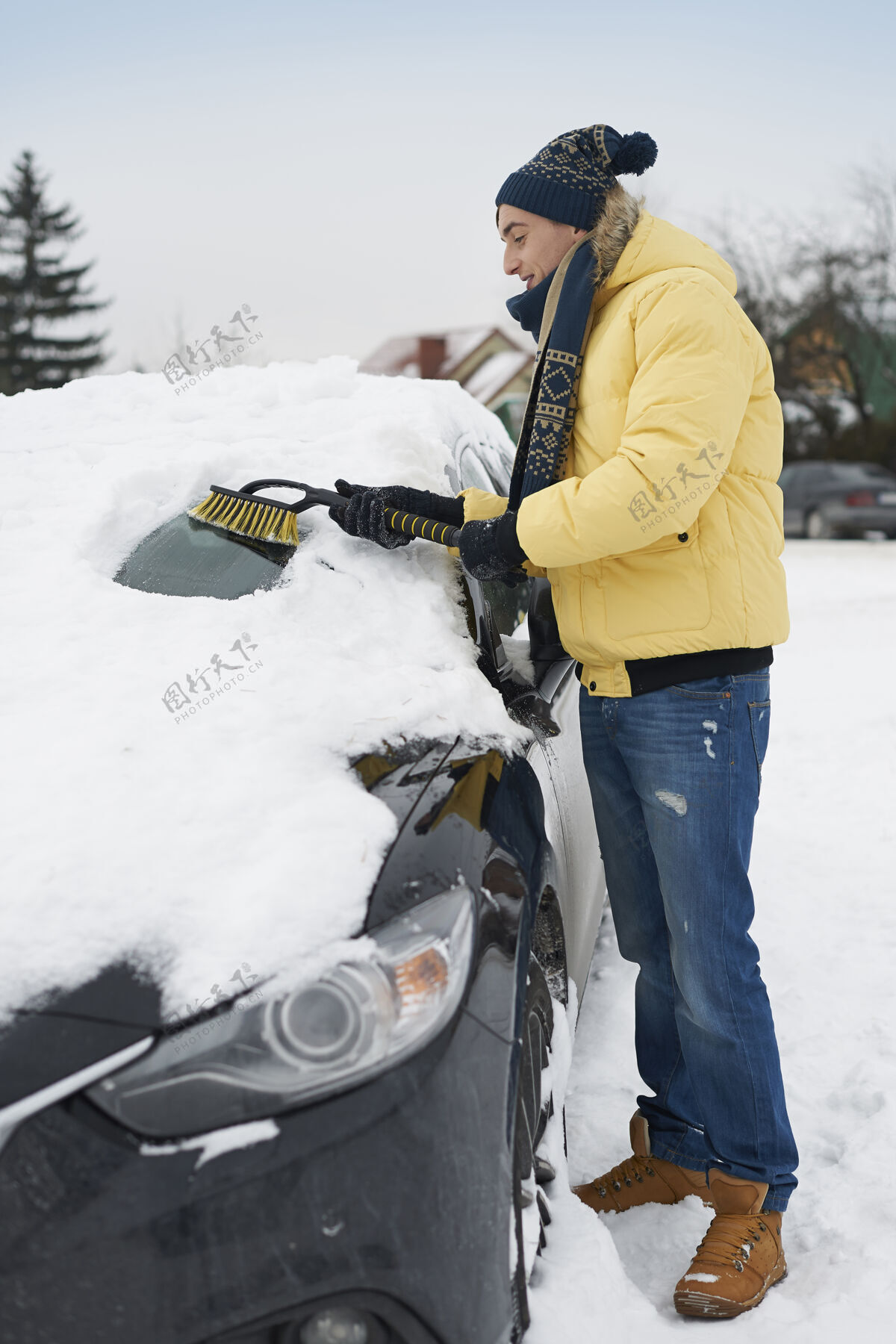 微笑暴风雪过后 汽车需要清理积雪享受休闲搬家