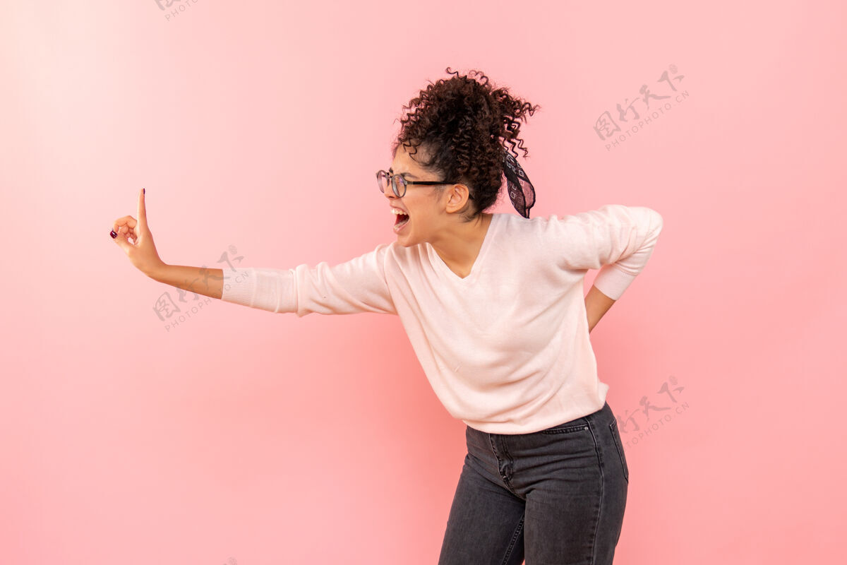 女性年轻女子在粉色墙上尖叫的前视图快乐生活方式肖像